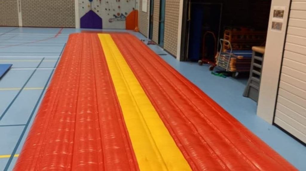 Airtrack/ Tumblingbaan 15x2,5m, Sport en Fitness, Turnen, Ophalen, Gebruikt, Rood, Materiaal