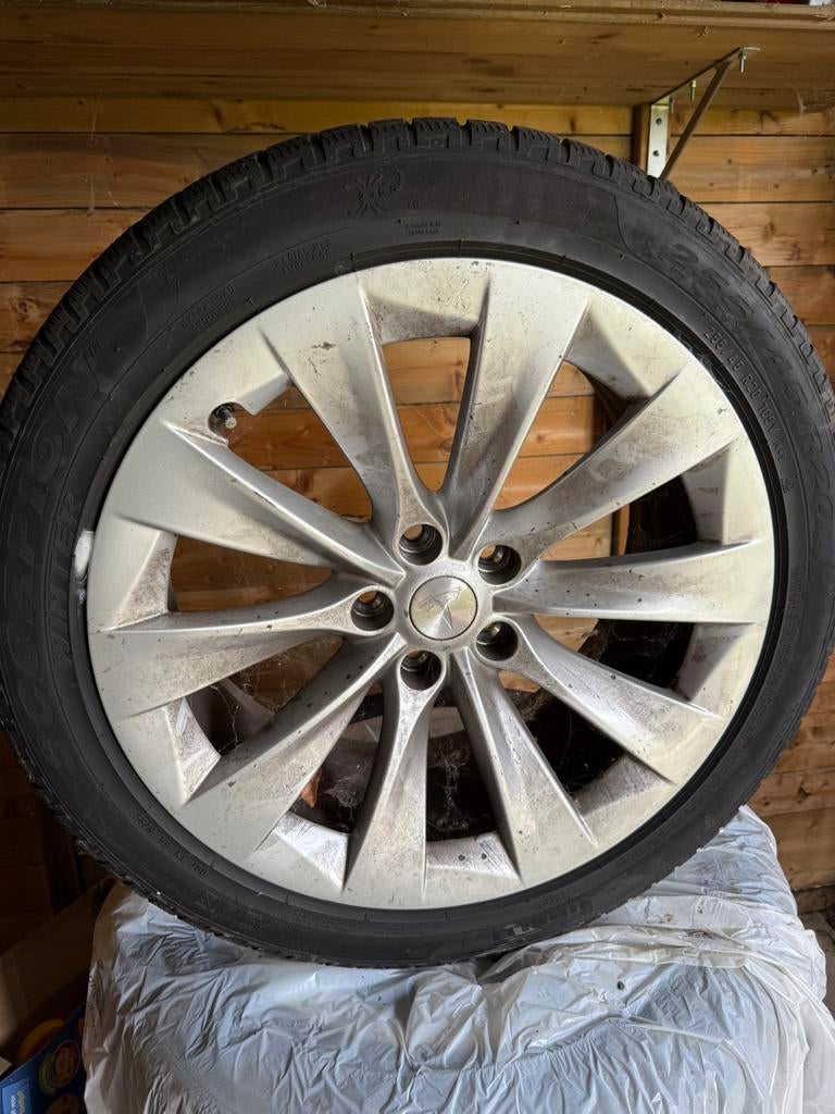 Set pirelli winterbanden op velg tesla, Ophalen, Winterbanden