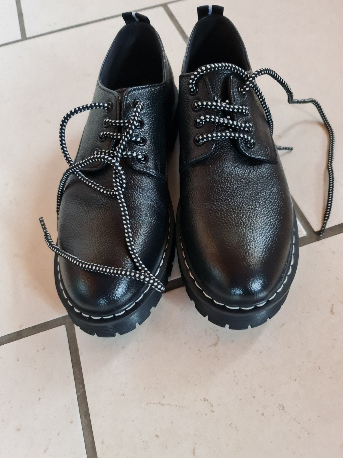 chaussure dame cuir noir neuf jamais mise, Enlèvement