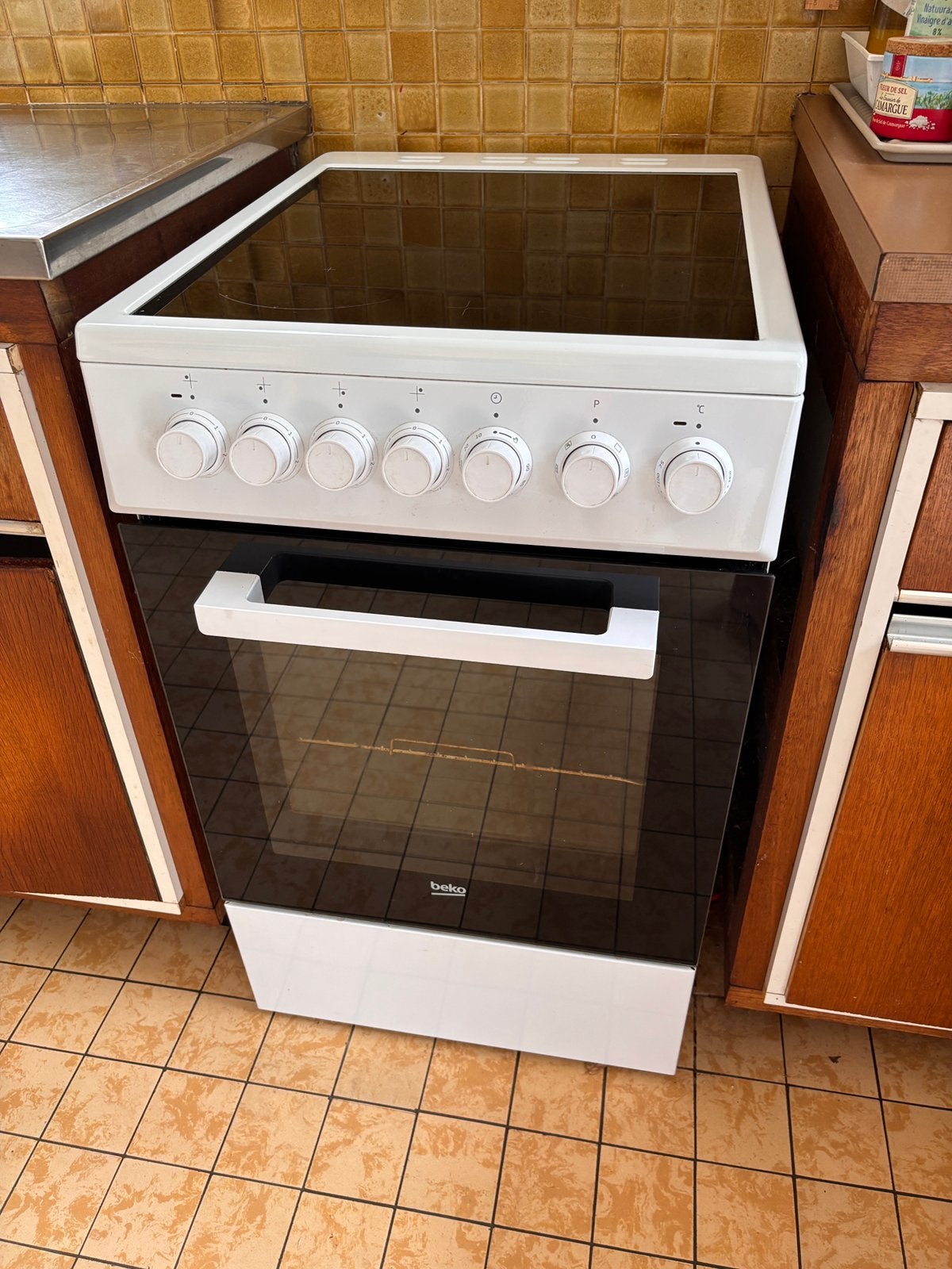 Beko losstaand elektrisch fornuis + 4 kookplaten, Elektronische apparatuur, Fornuizen, Ophalen, Zo goed als nieuw, Elektrisch
