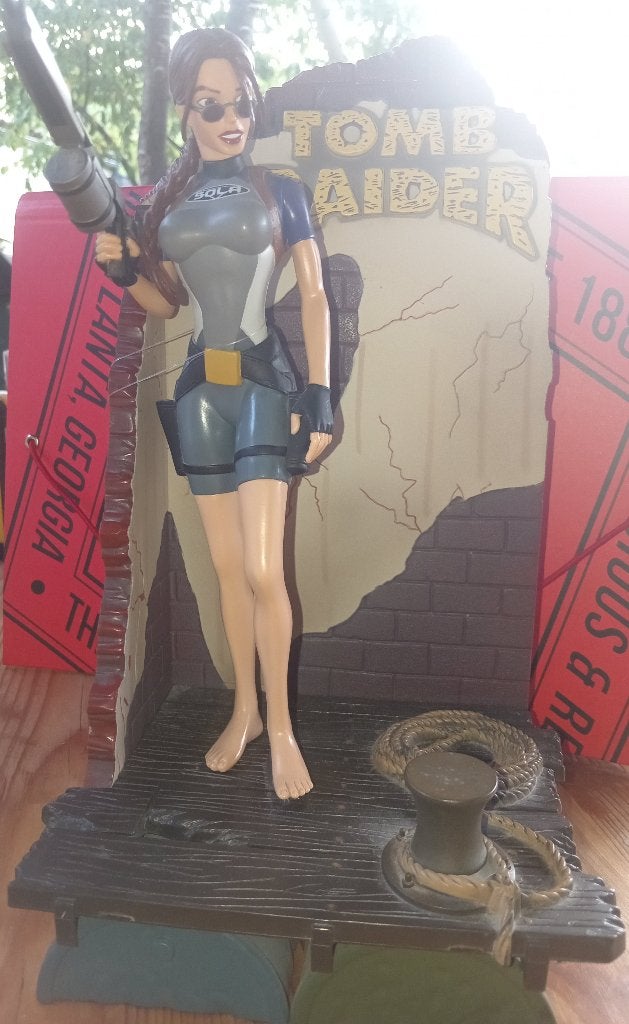 Tomb Raider – statuette décorative Lara Croft avec socle, Envoi, Comme neuf, Humain