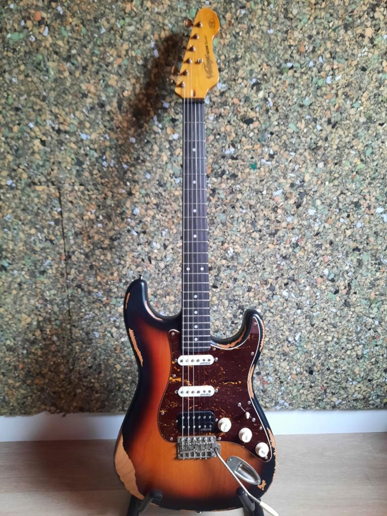 Guitare Vintage V6 Icon HSS  Sunburst, Musique & Instruments, Instruments à corde | Guitares | Électriques, Enlèvement