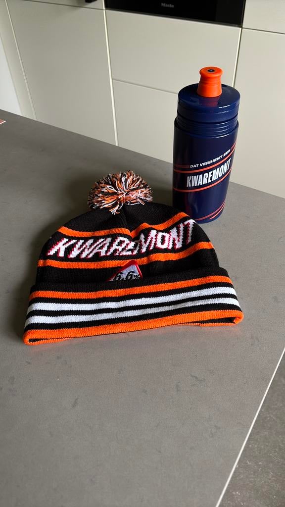 Kwaremont muts en drinkfles ., Verzamelen, Ophalen of Verzenden, Zo goed als nieuw