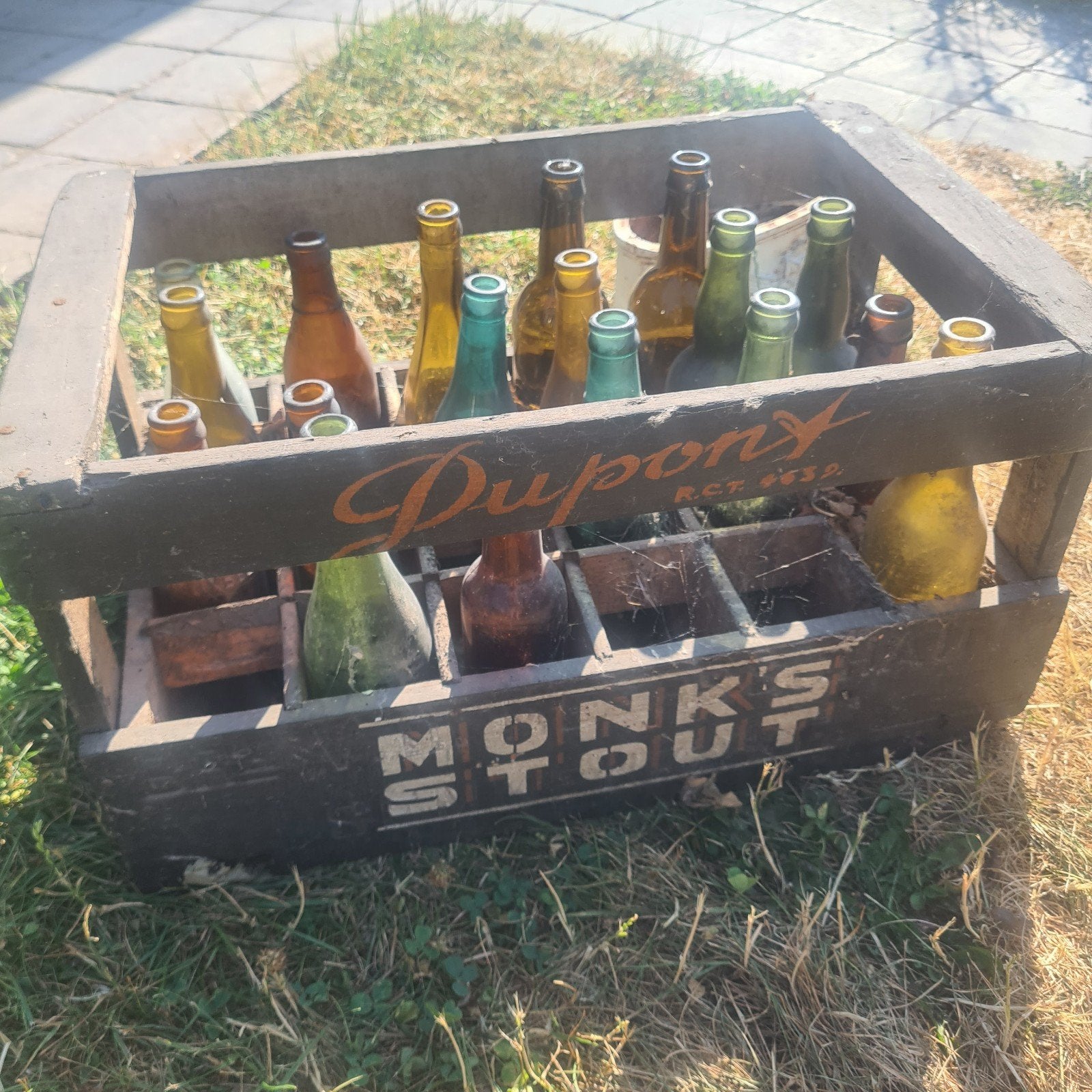Houten oude drankbak met kleurrijke flesjes, Ophalen