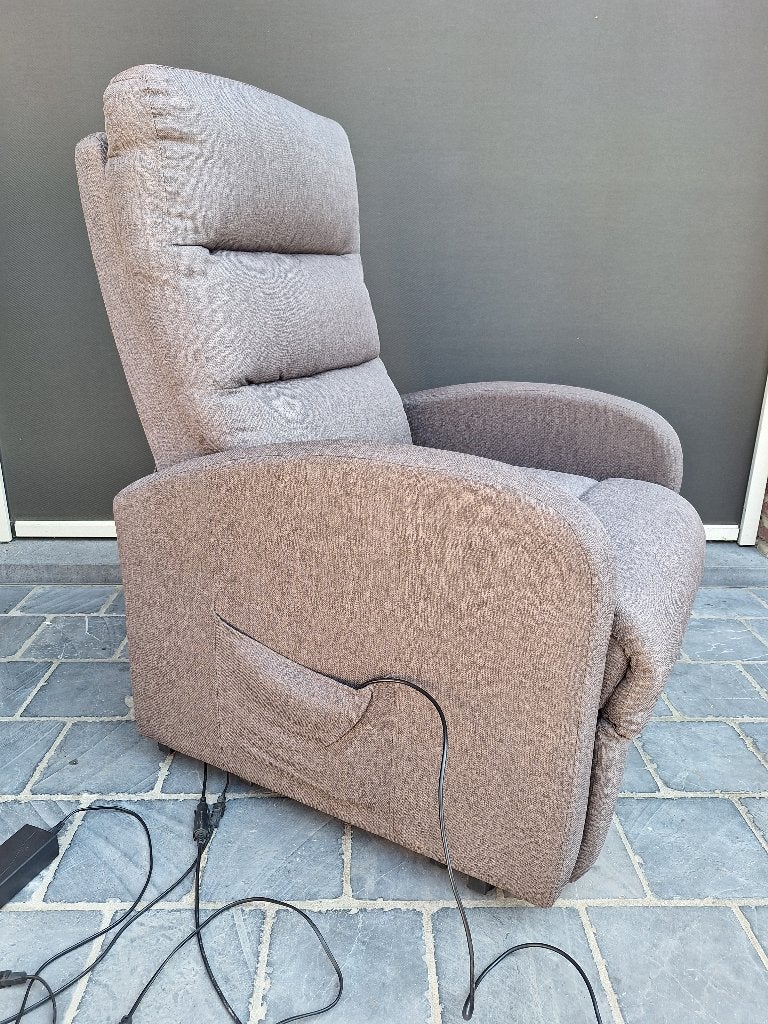 Elektrische stoffen relax sta-op met metalen onderstel, Huis en Inrichting, Fauteuils, Ophalen, Zo goed als nieuw, Stof