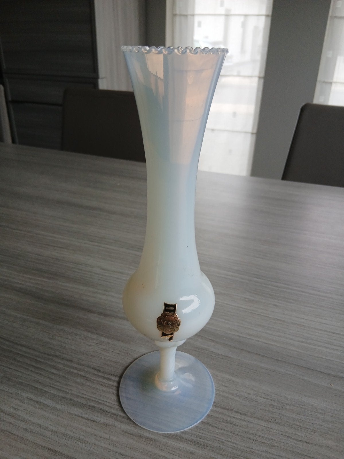 Vase en verre opalin avec autocollant, Enlèvement