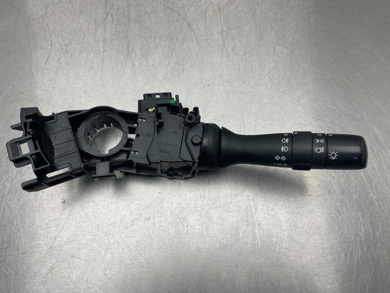 INTERRUPTEUR D'ECLAIRAGE Yaris III (P13) (|17F938|0D300|), Dhr. M. Roggen, Toyota, Stadsweg 37 37
9917 PV  WIRDUM GR., NL, Utilisé
