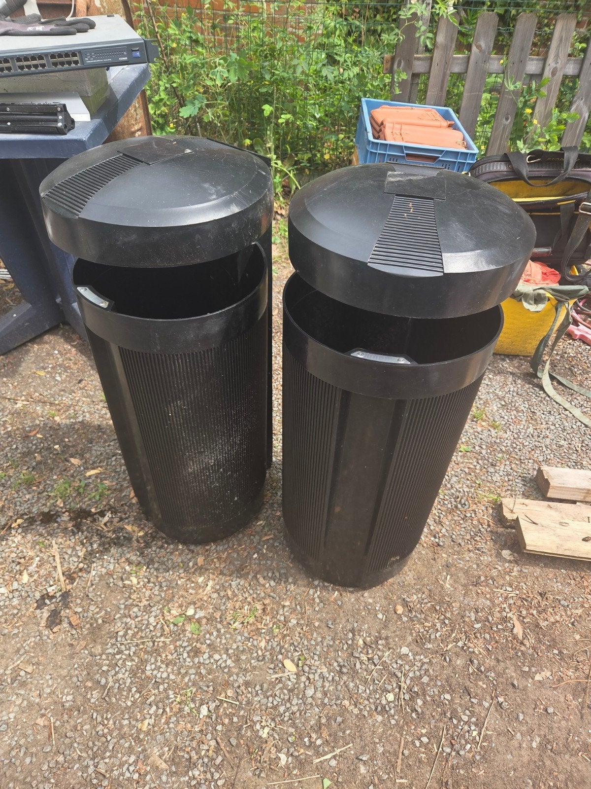2 kunstof vuilnisbakken Plastic Omnium, Ophalen