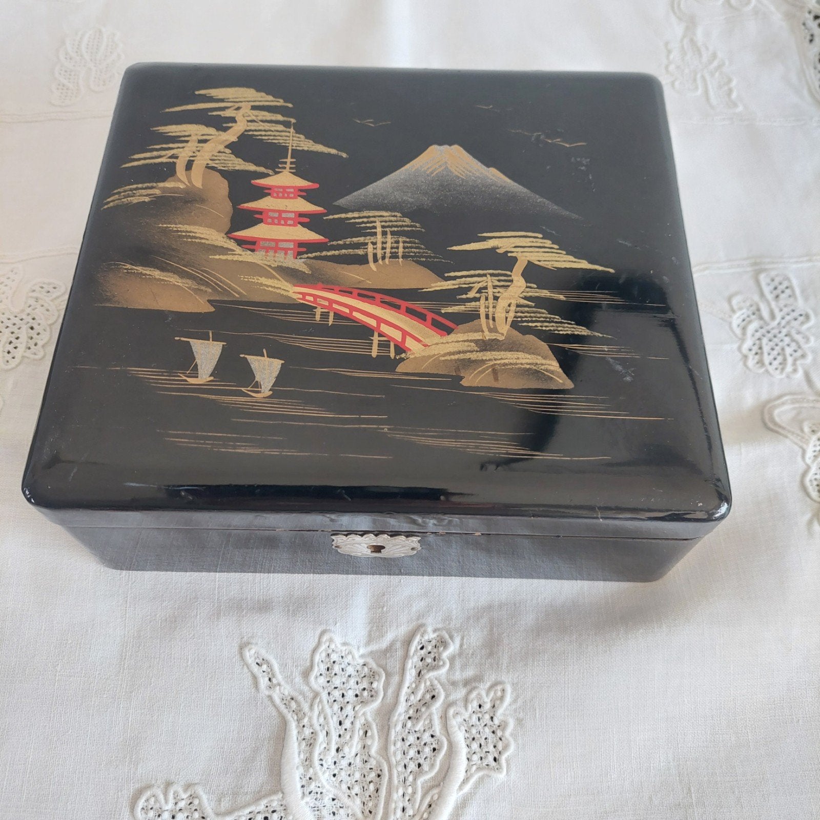 Belle boîte à bijoux en laque asiatique doublée de soie., Enlèvement
