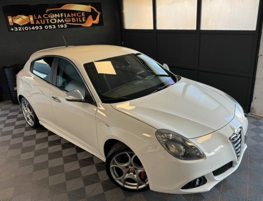 Alfa Romeo Giulietta Quadrifoglio 1.7TBi CT OK 1 jaar garant, Auto's, Alfa Romeo, Voorwielaandrijving, Zwart, 4 cilinders, Wit