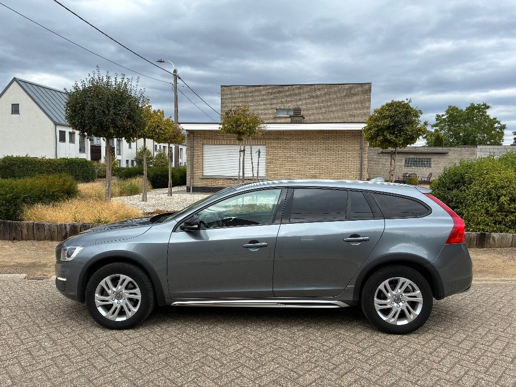 Volvo V60 Cross Country - Momentum, Autos, Volvo, Cuir, Argent ou Gris, Boîte manuelle, Entretenue par le concessionnaire