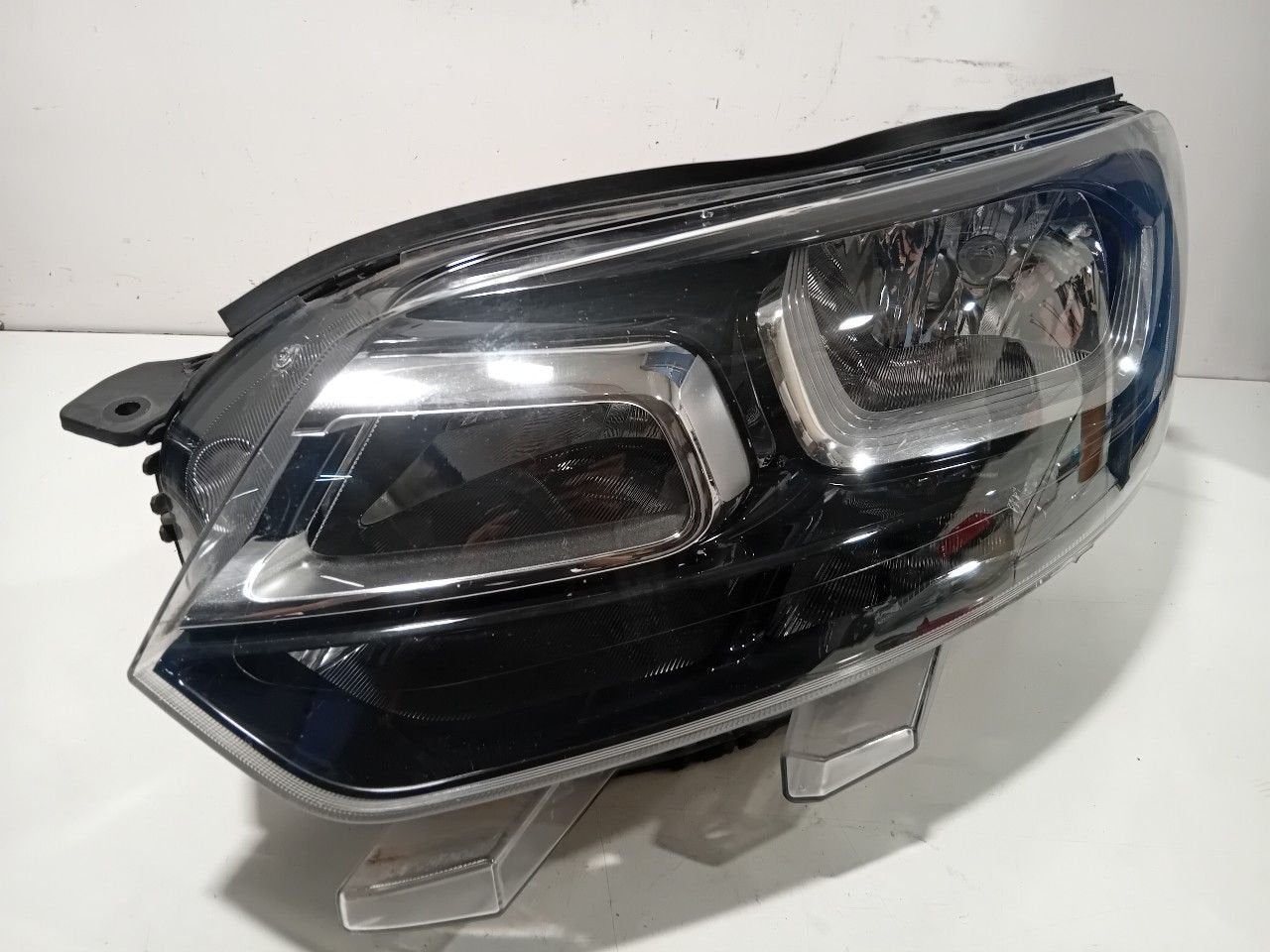 Koplamp links Opel Vivaro, Onderdelen@venauto.nl, Van der Ven Autorecycling B.V., Ettenseweg 76, 4706 PB Roosendaal, The Netherlands