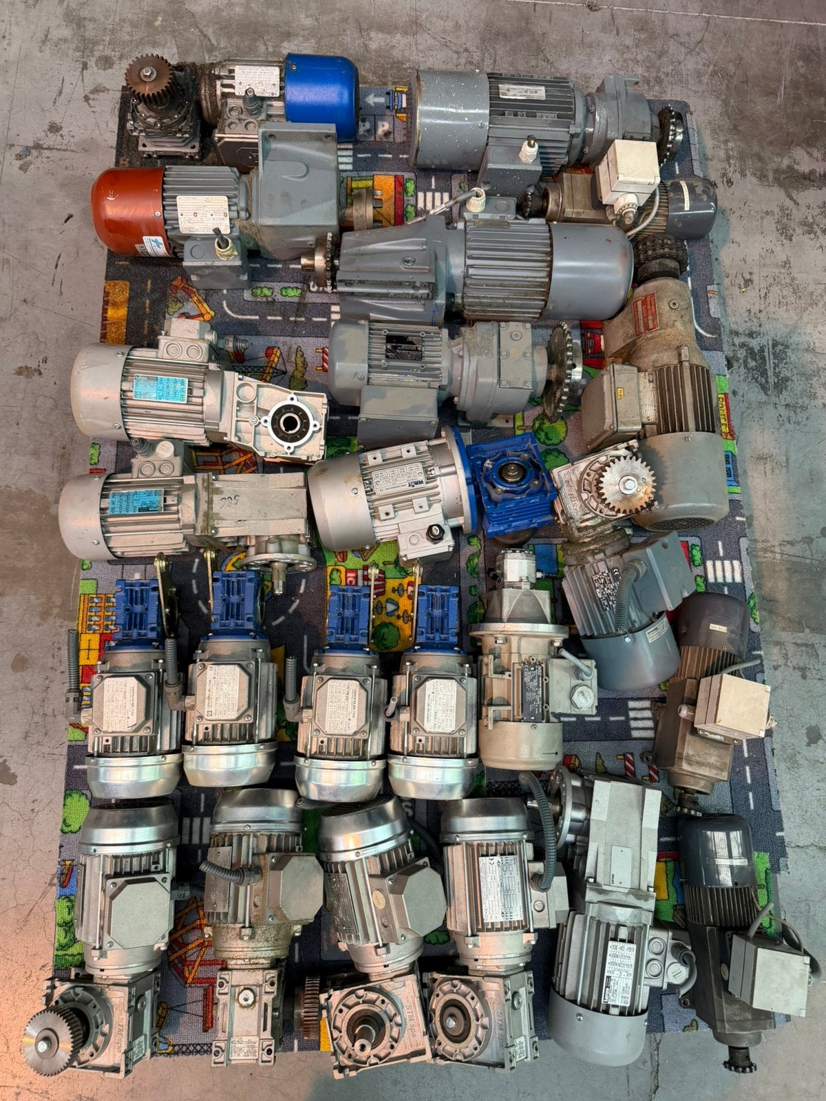 LOT 5 : INDUSTRIËLE ELEKTROMOTOREN, Ophalen, Zo goed als nieuw