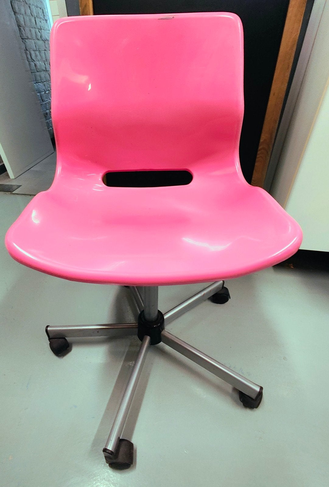 Set van 2 IKEA SNILLE bureaustoelen (zwart en roze), Huis en Inrichting, Ophalen, Zo goed als nieuw, Roze, Bureaustoel