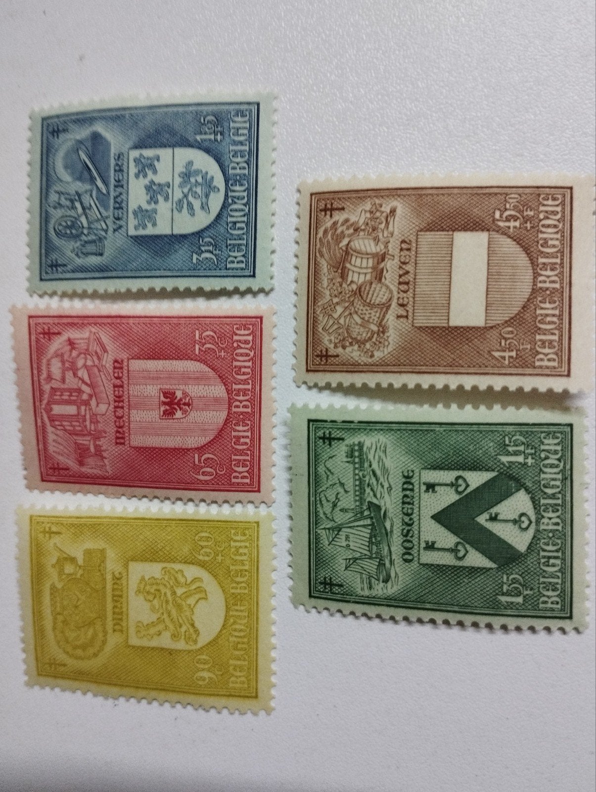 een reeks postzegels met wapenschilden land België kleur ver, Ophalen, Postfris