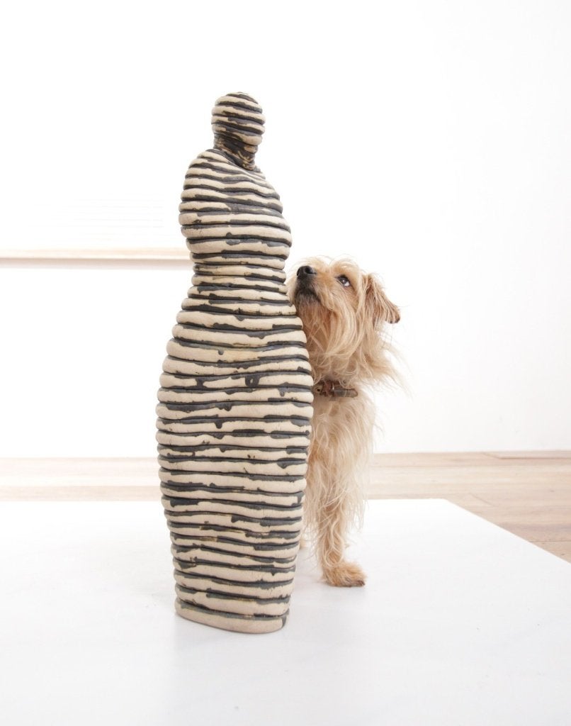 Andrea Dogterom - Ceramic Sculpture Women in Stripes, Antiquités & Art, Statue, Pierre ou céramique, 50 - 100 cm, Enlèvement