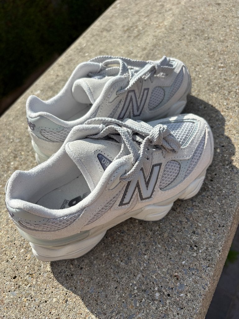 New Balance 9060 maat 30,5. Volledig nieuw en ongedragen., Neuf, Garçon ou Fille, Enlèvement, New Balance
