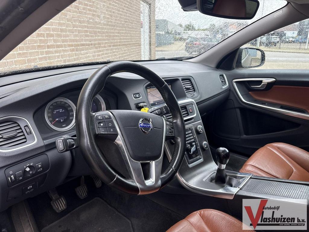 Volvo V60 2.0 D3 Kinetic | € 3.700,- NETTO! | Pano | Leder |, Autos, Volvo, 144 g/km, Achat, Entreprise, Boîte manuelle