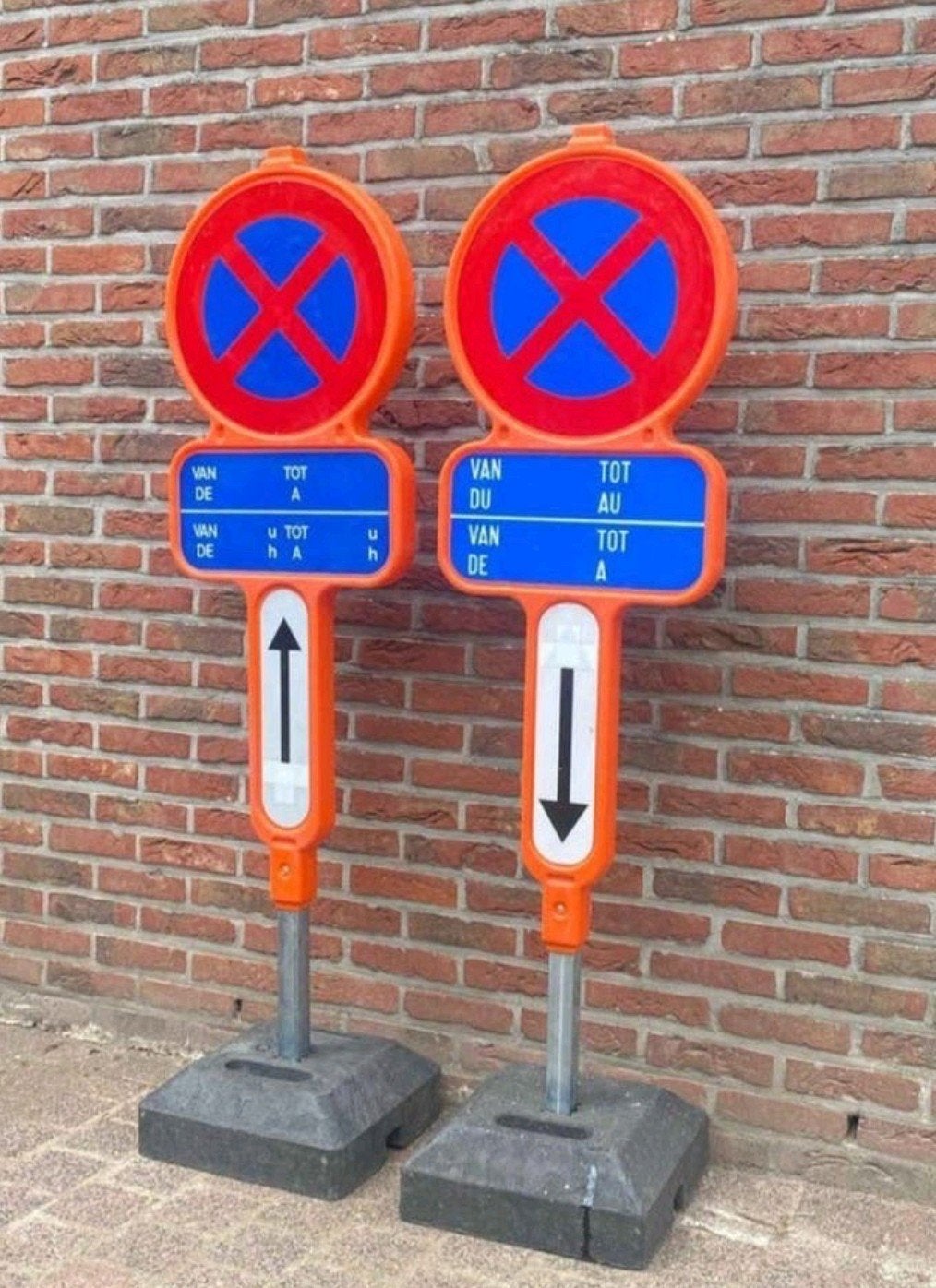 TE HUUR: set parkeerverbodsborden (E3), Ophalen