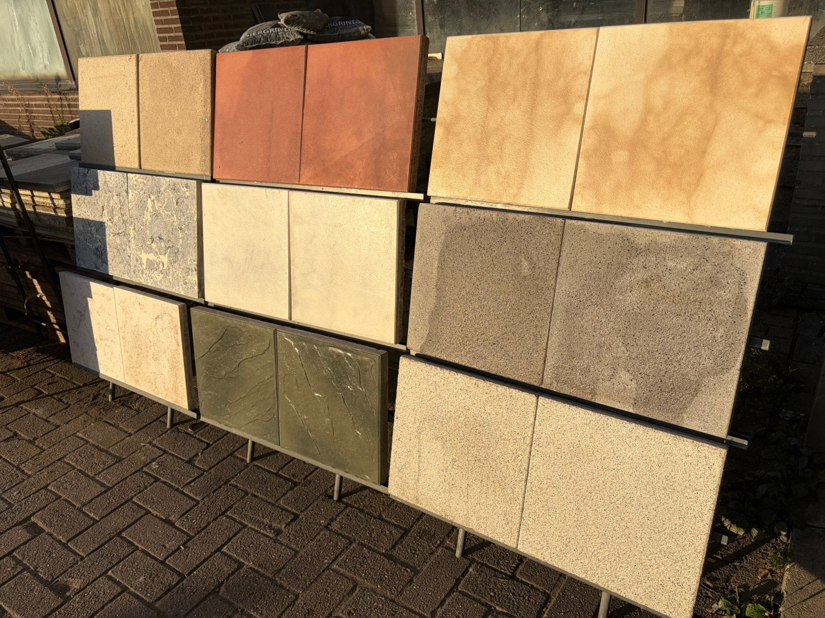 Magazijn opruim 9 euro m2 12 kleuren betontegels klinkers, Jardin & Terrasse, Enlèvement ou Envoi, Neuf, 10 m²² ou plus, Briques