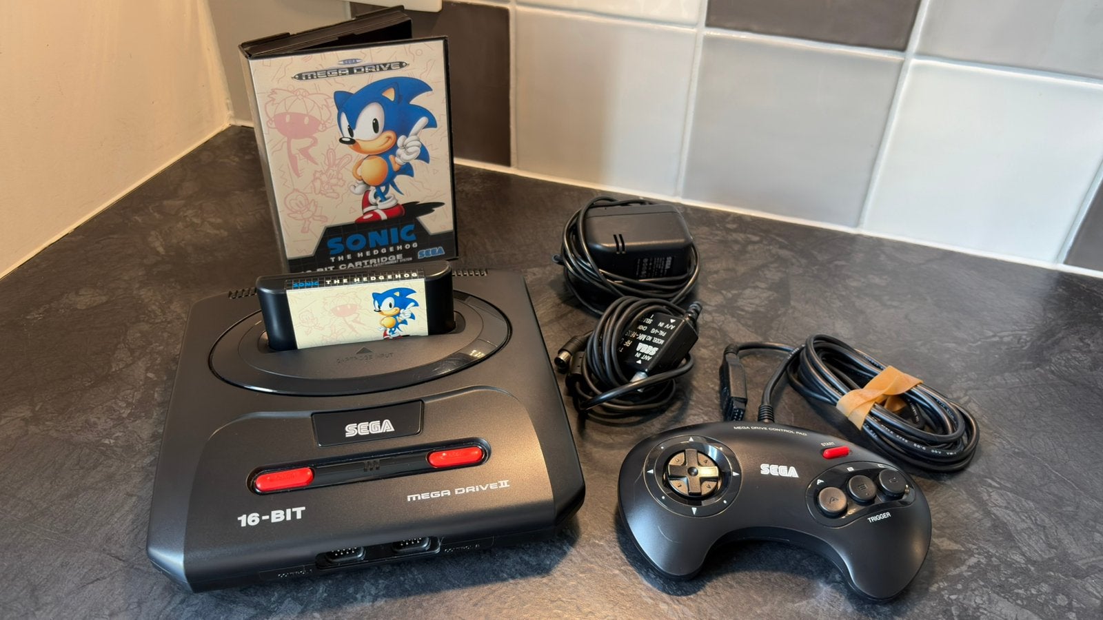 Sega Mega Drive 2 + Sonic The Hedgehog, Games en Spelcomputers, Ophalen, Mega Drive, Met 1 controller, Gebruikt