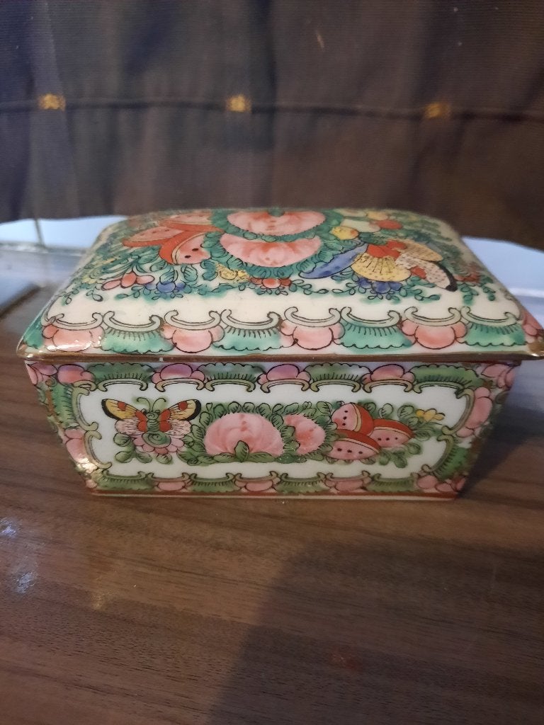 Boîte à bijoux de la famille Rose avec couvercle, Enlèvement