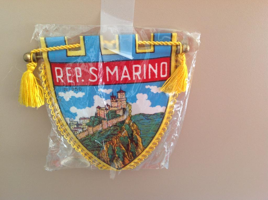 Armoiries en tissu de la République de Saint-Marin (livr gra, Divers, Drapeaux & Banderoles, Neuf, Enlèvement ou Envoi