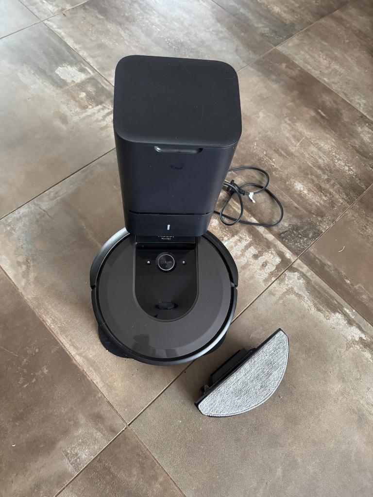 iRobot Roomba i8+ met automatisch leegstation, Elektronische apparatuur, Stofzuigers, Gebruikt, Robotstofzuiger, iRobot, Minder dan 1200 watt