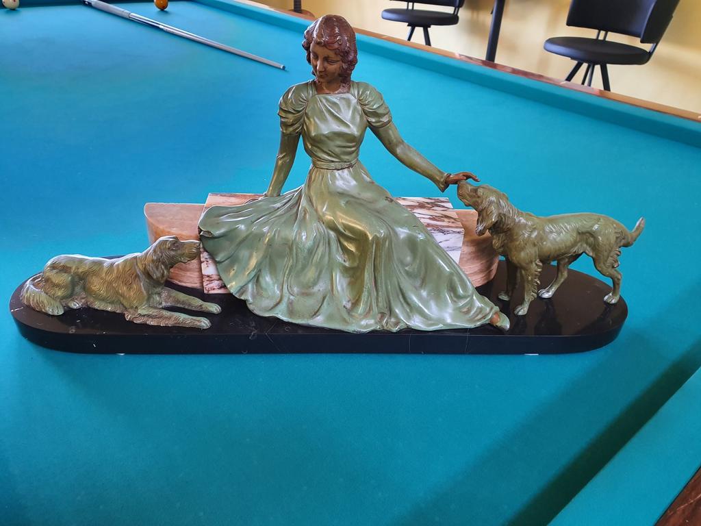 Statue art déco française - femme avec des chiens, Antiquités & Art, Enlèvement ou Envoi