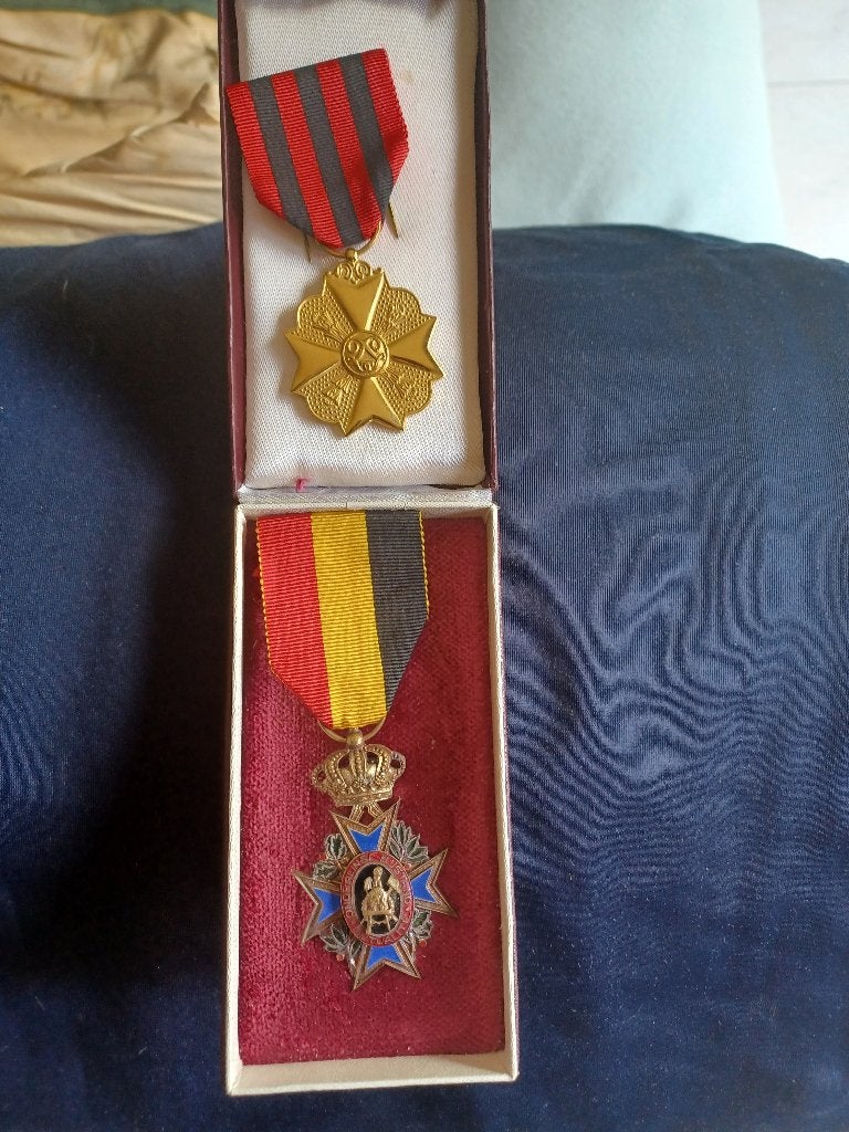 2 mooie medailes of eretekens zie foto, Verzenden, Overige materialen