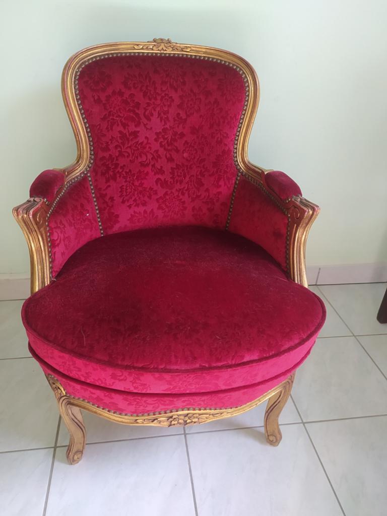 Fauteuil rouge bordeaux Napoléon III, Enlèvement