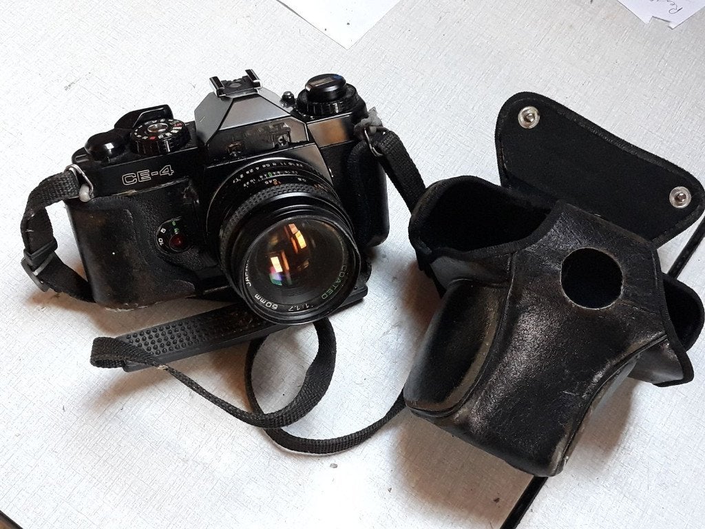 Appareil photo reflex Chinon CE4 avec filtre UV 1982, TV, Hi-fi & Vidéo, Enlèvement, Utilisé, Reflex miroir, Autres Marques