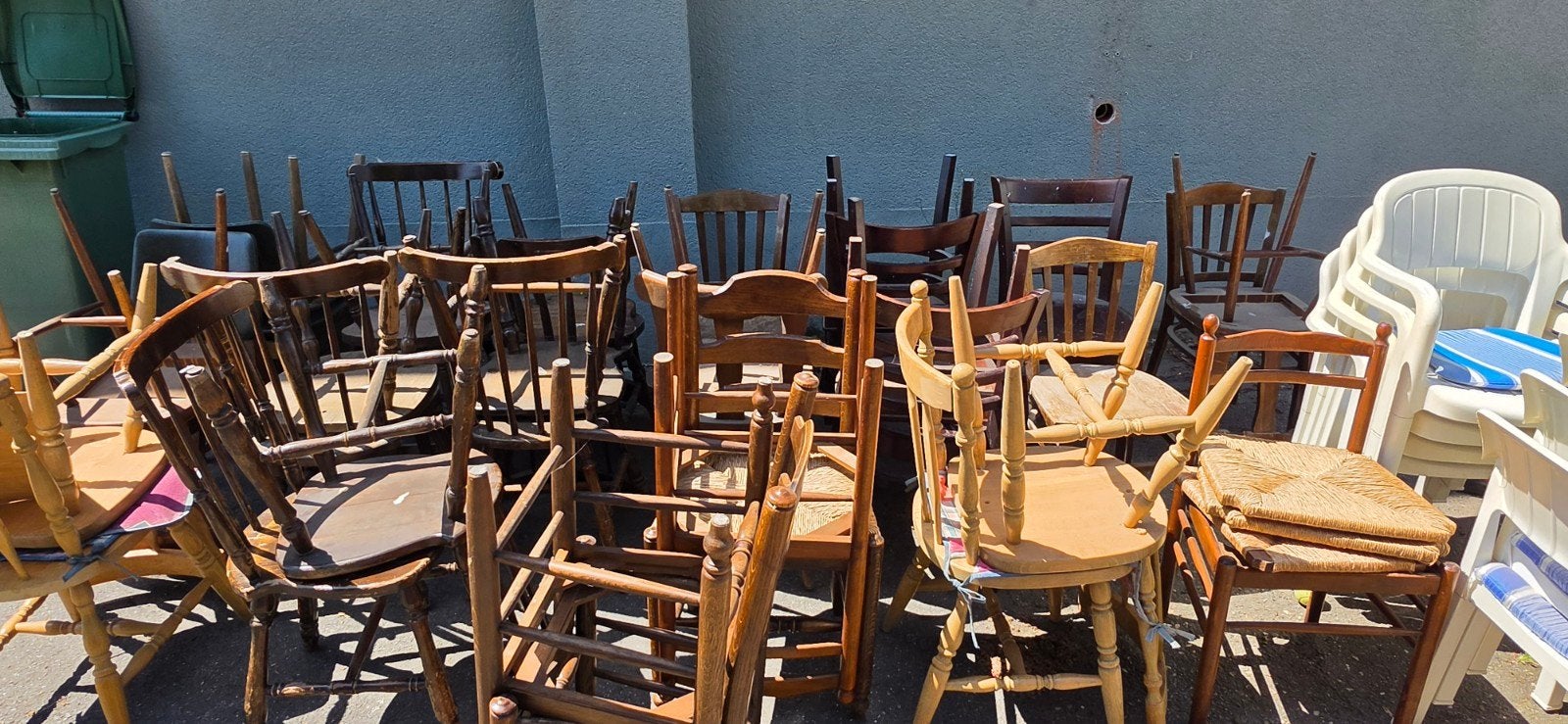 Chaises en bois et en plastique gratuites, Maison & Meubles, Chaises, Enlèvement, Bois