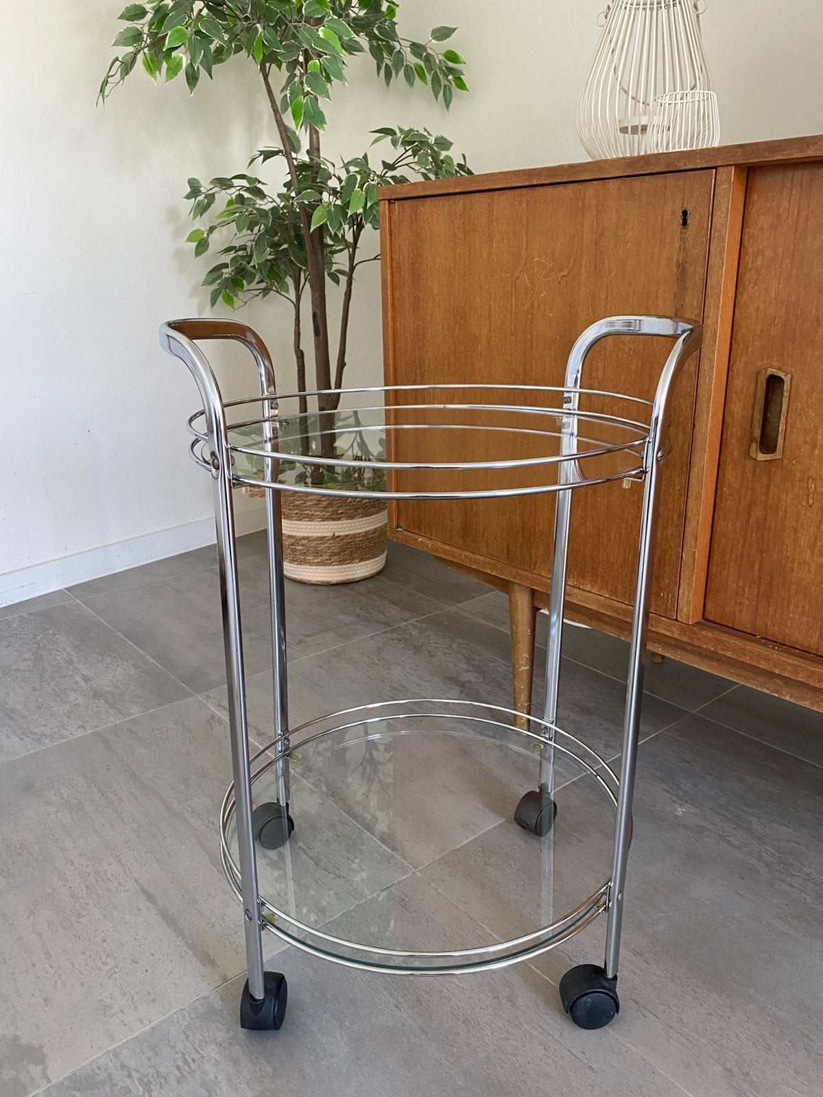 Ronde vintage verchroomde barcart/serveerwagen jaren ‘70, Ophalen, Minder dan 55 cm, Metaal of Aluminium, Zo goed als nieuw