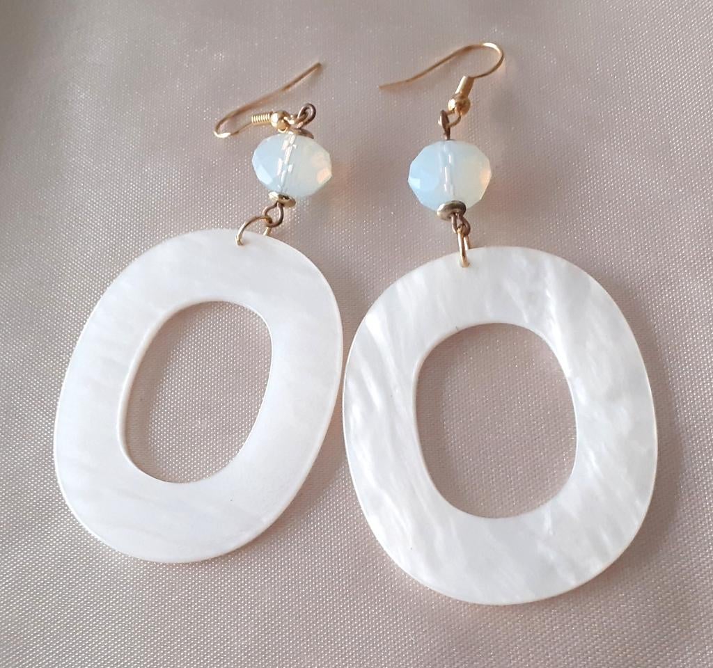 oorbellen schijfjes opaliet en witte parelmoer hars, Bijoux, Sacs & Beauté, Boucles d'oreilles, Neuf, Enlèvement ou Envoi, Autres matériaux