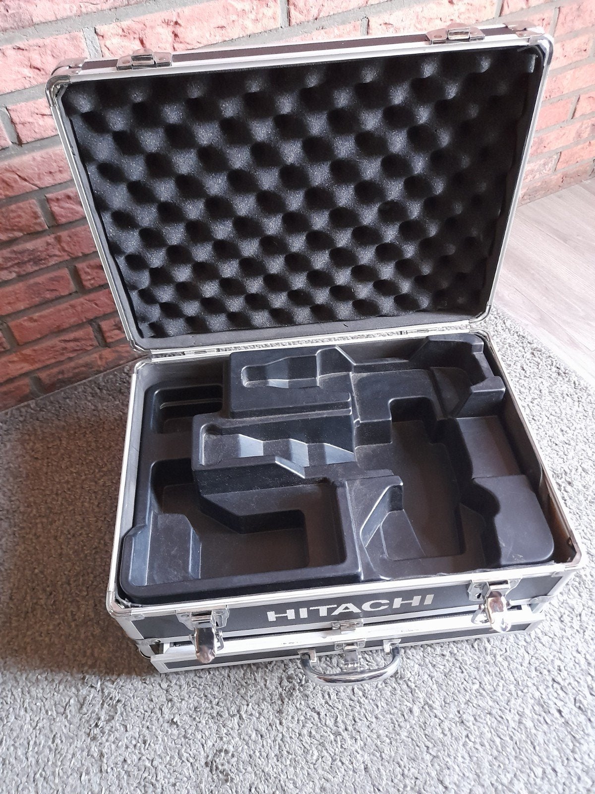 Hitachi opbergkoffer, Enlèvement