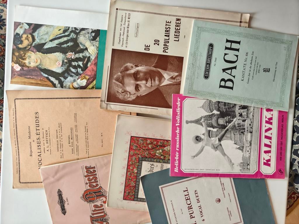 Muziekboeken met partituren voor zang, piano of viool, Enlèvement