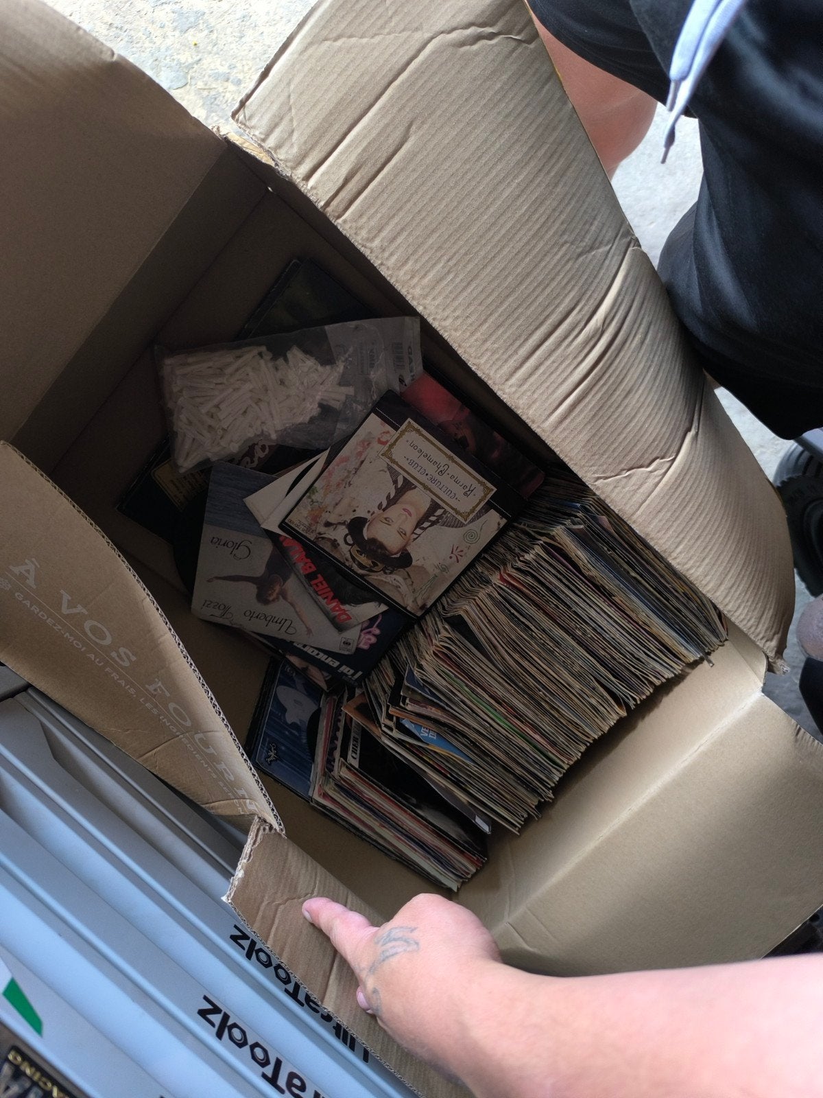Caisse de Vinyles 45 tours, Enlèvement