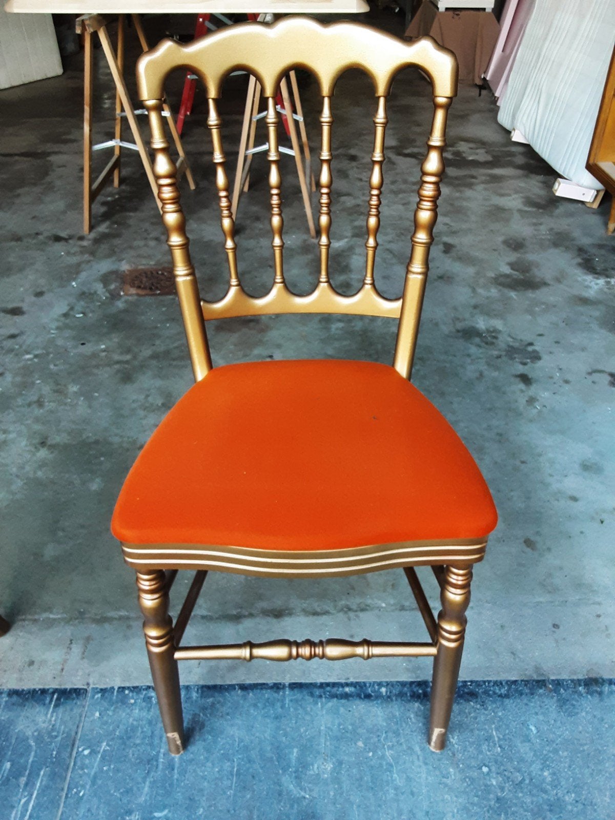 Deux chaises bistrot en bois couleur orientale et doré, Maison & Meubles, Enlèvement, Bois, Deux