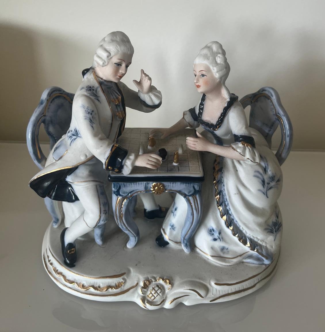 Porseleinen beeldje "koppel bij bordspel", Antiek en Kunst, Antiek | Porselein, Ophalen