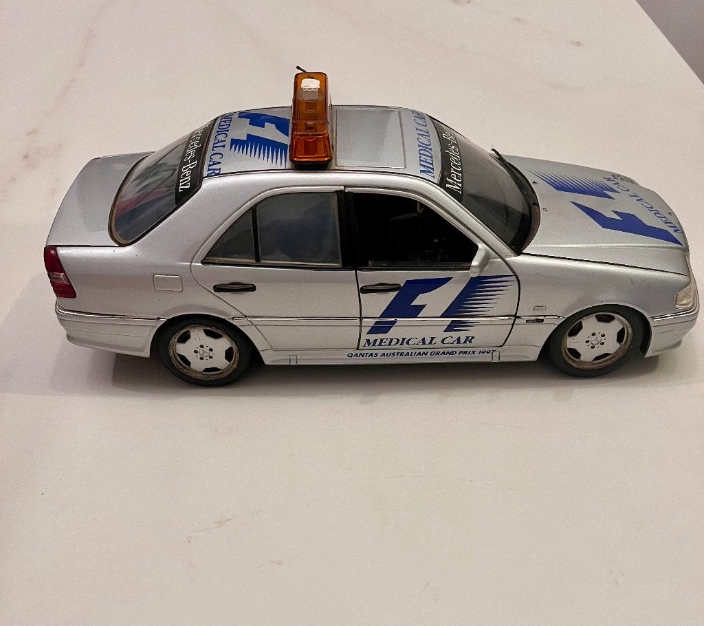 Mercedes-Benz C-Class F1 Medical Car (UT Models, 1/18), Enlèvement, Utilisé, UT Models