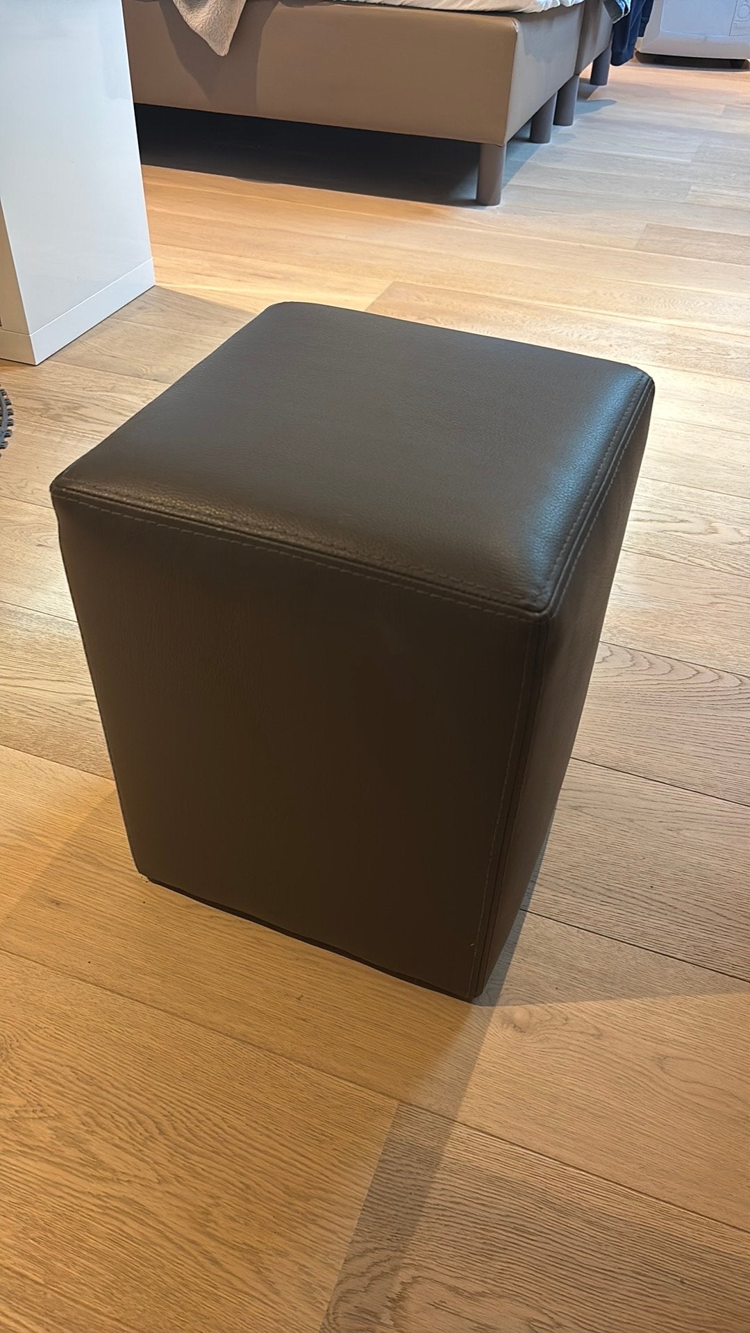Poef donker taupe, Maison & Meubles, Canapés | Repose-pieds & Poufs, Enlèvement, Comme neuf