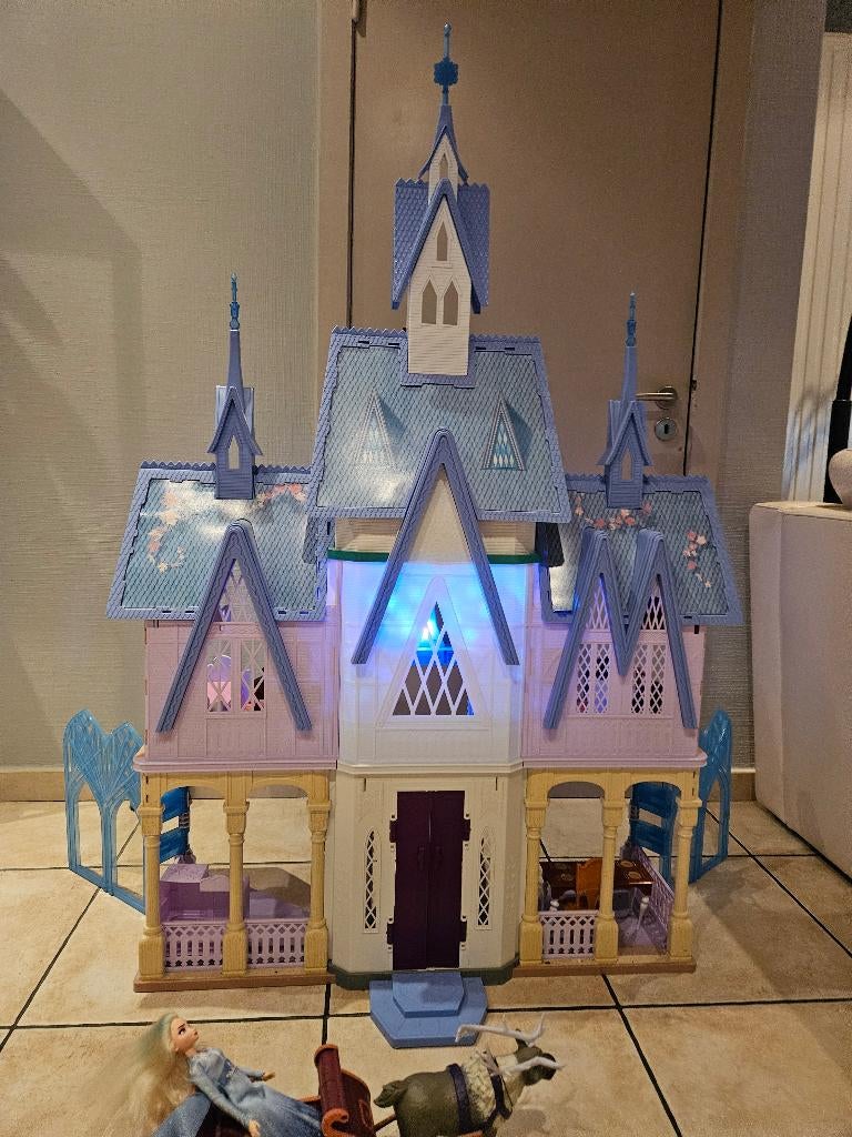 Arendelle kasteel frozen 2, Kinderen en Baby's, Ophalen, Zo goed als nieuw, Poppenhuis