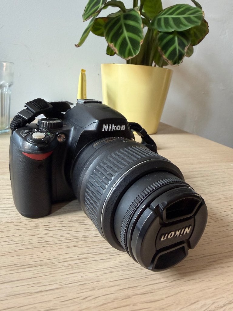 Nikon D60 spiegelreflexcamera met een AF-S DX NIKKOR, Enlèvement ou Envoi, Comme neuf, Nikon, Lentille standard