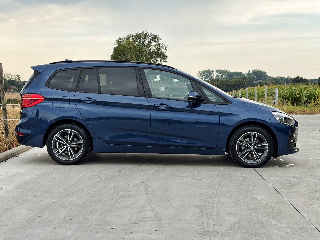 BMW 216i - 7 SEAT - 2022 - 128.852km - PANO, Auto's, Voorwielaandrijving, Dealer onderhouden, Blauw, https://public.car-pass.be/vhr/ff519916-d0cf-4301-94e0-04caeea2d447