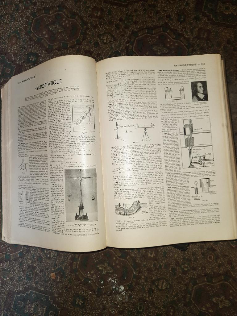 Encyclopédie Larousse Grand Momento, parties 1 et 2, Enlèvement