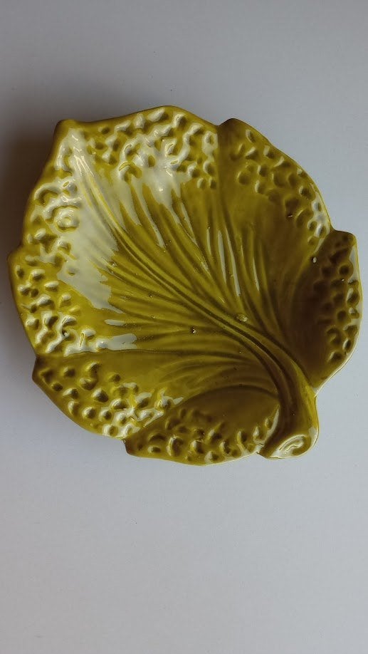 plat en céramique barbotine vert olive vintage, Antiquités & Art, Enlèvement ou Envoi