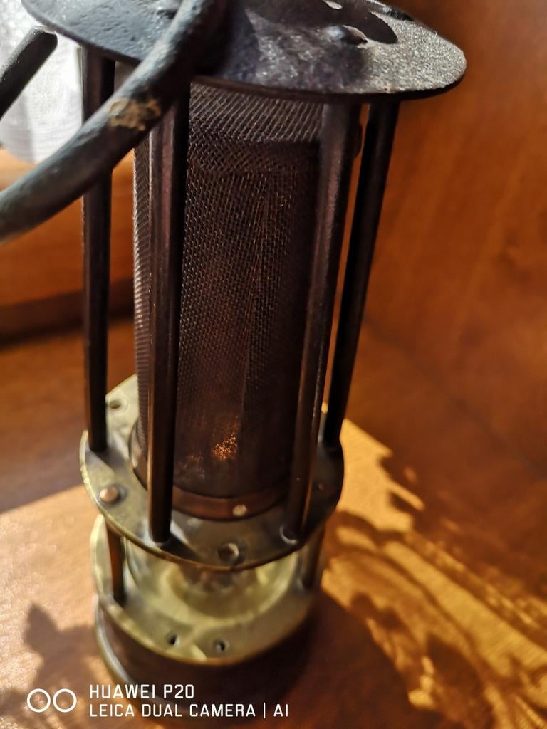 Lampe de mineur ancien le ver sais du val saint Lambert, Enlèvement