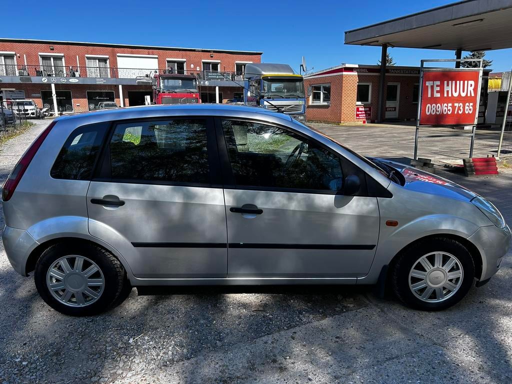 Ford fiesta 1.4 benzine km 188.000 bj 2003 gekeurd voor vrk, Auto's, Voorwielaandrijving, Stof, Zwart, 4 cilinders