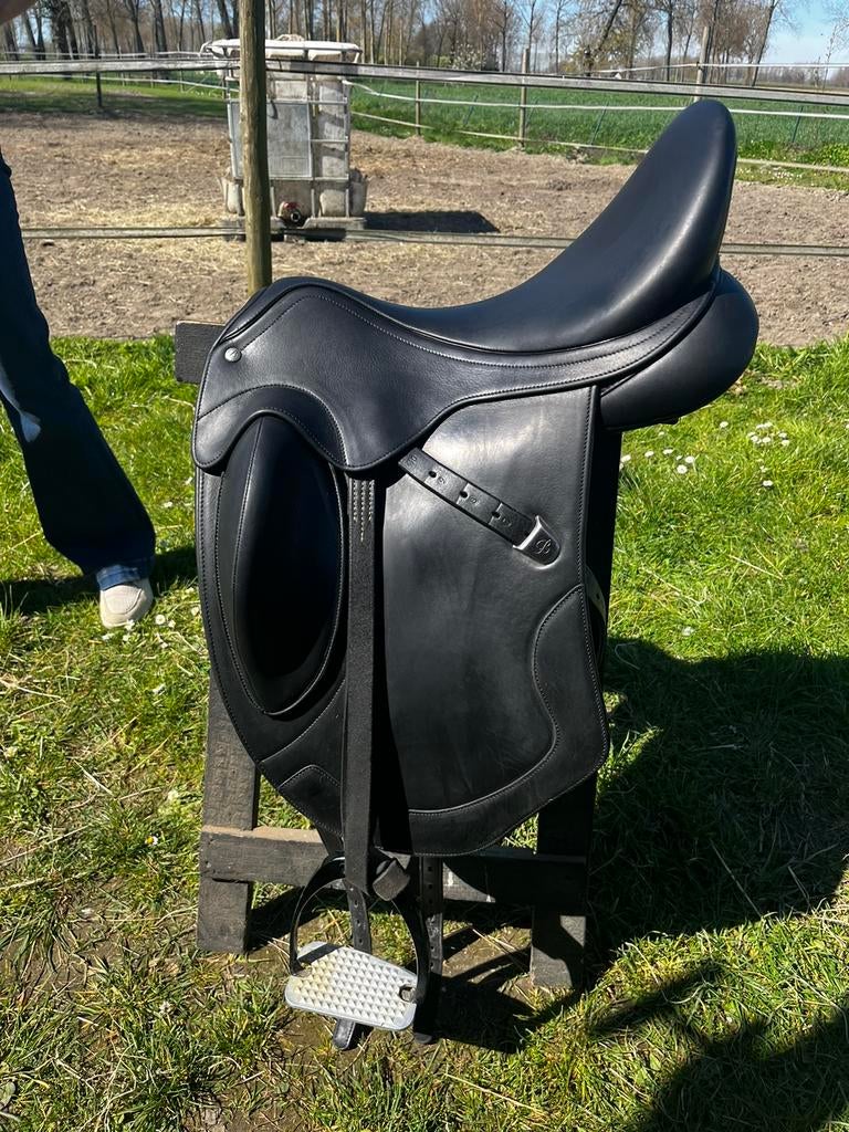 Dressuurzadel bates artiste 17,5 inch, Dieren en Toebehoren, Paarden en Pony's | Zadels, Ophalen, Zo goed als nieuw, Dressuur